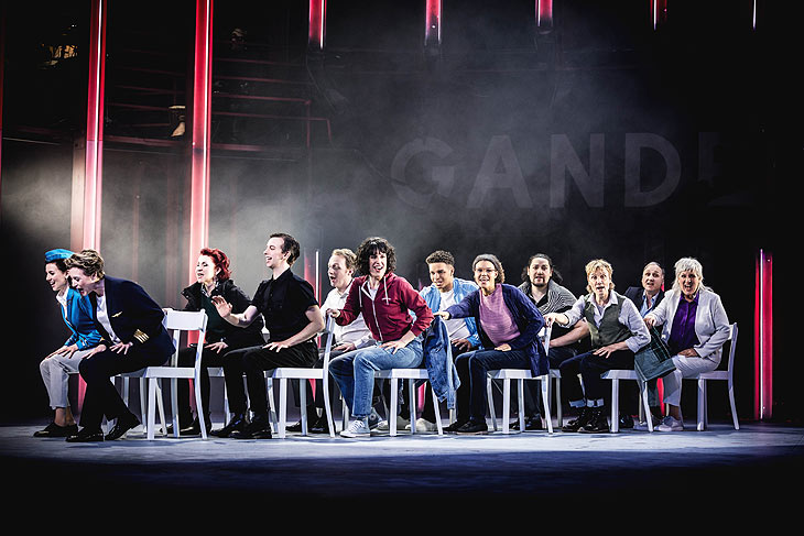 Noch sind sie in der Maschine unterwegs nach Dallas: München-Premiere von „Come From Away“ im Deutschen Theater (@Foto: Marie Liebig) 